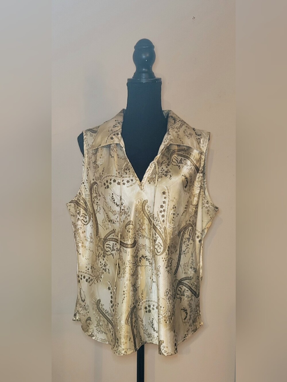 Vintage Giorgio Fiorlini Sleeveless Paisley V-Neck Top in Cream and Gold